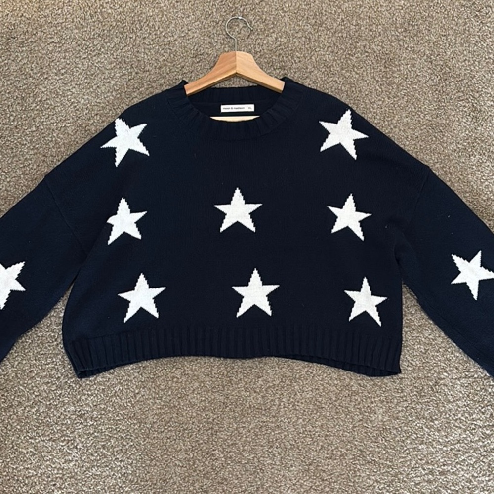 Black and White Crew Neck Cropped Sweater with Star Pattern